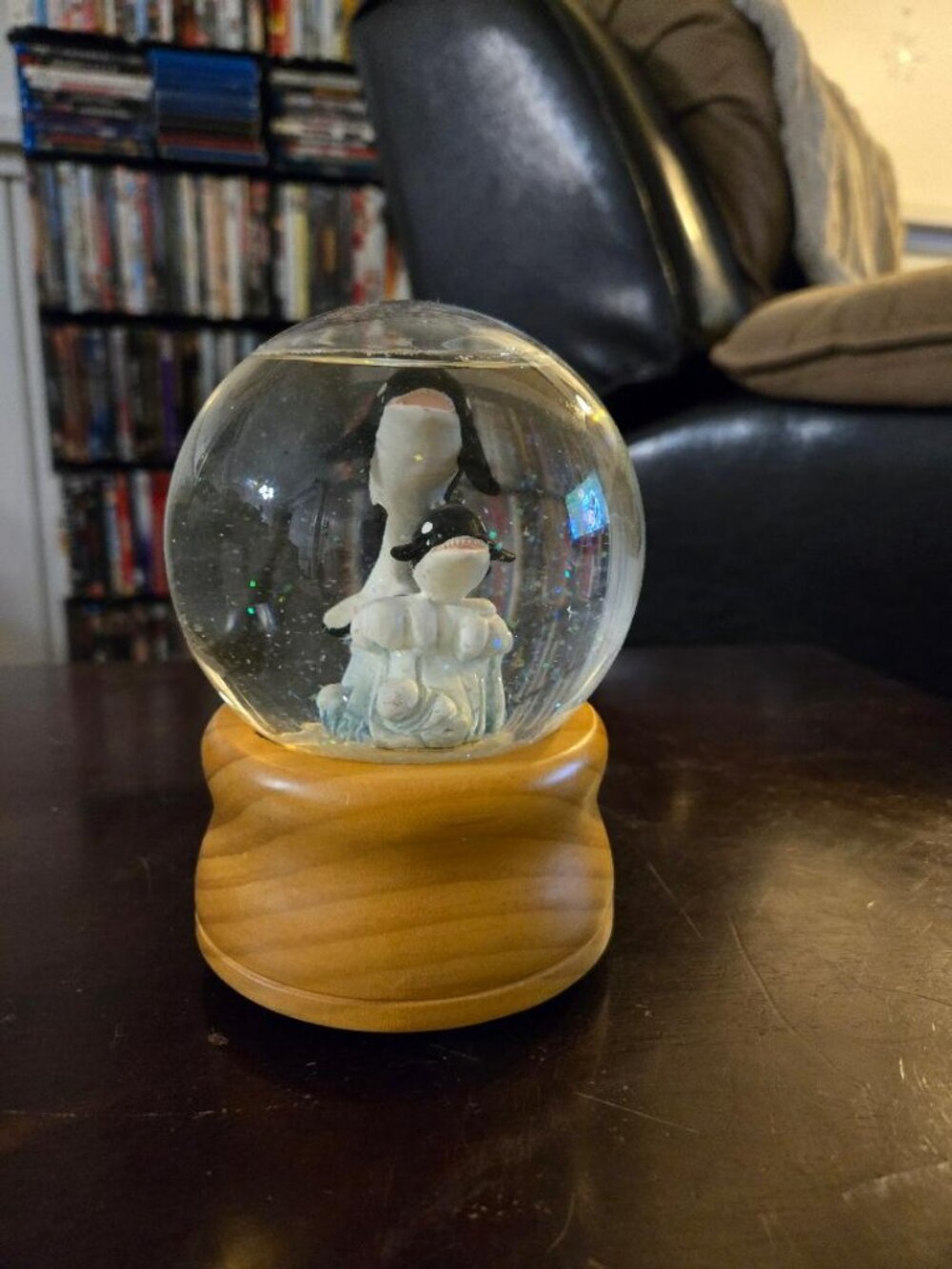 Killer whale musical snow globe
